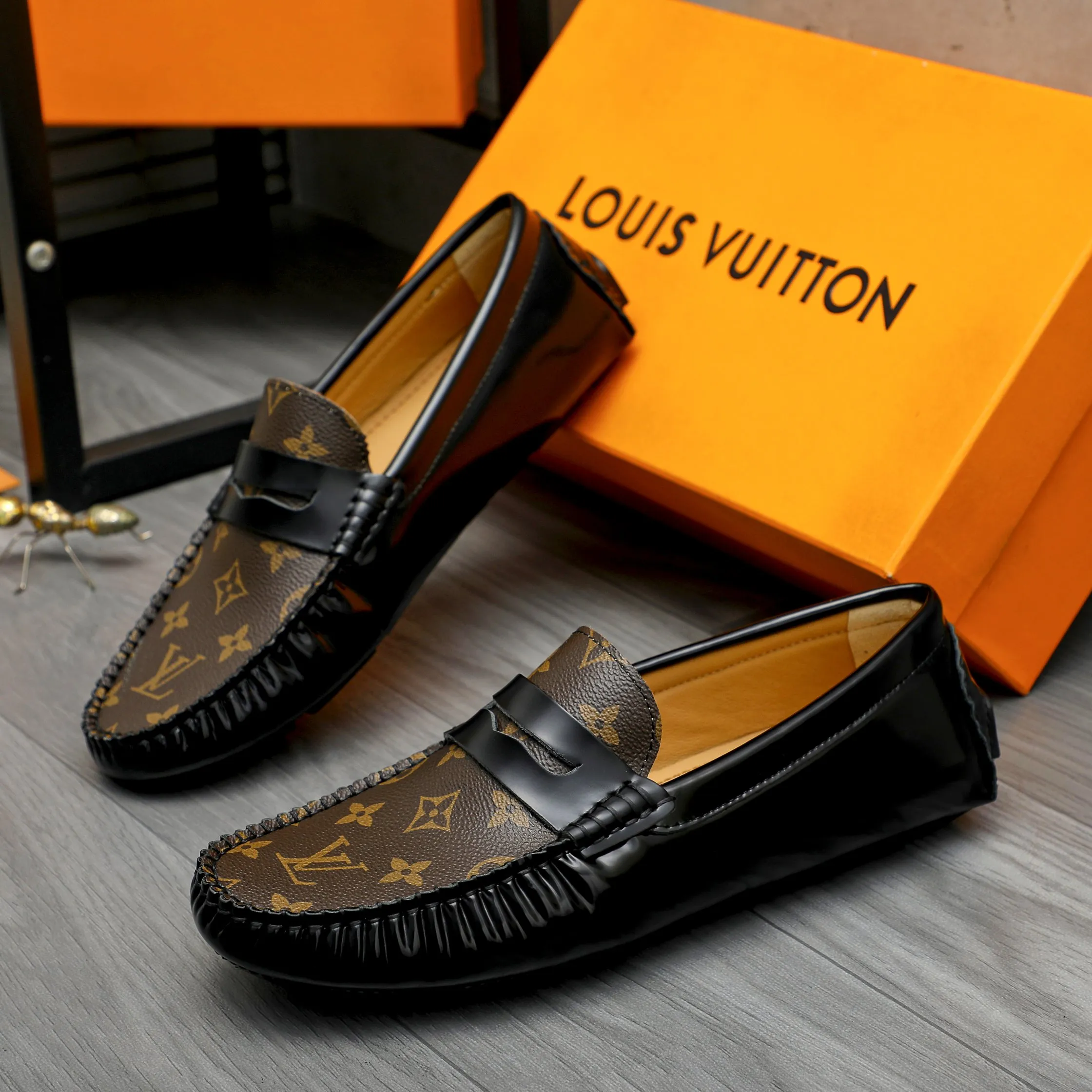 Men's shoes 💰p420 Product trademark: LV "Louis Vuitton" casual slip-on men's shoes Regular size: 38-44 Product materials: Selected classic print splicing patent leather upper, sheepskin lining, original rubber outsole